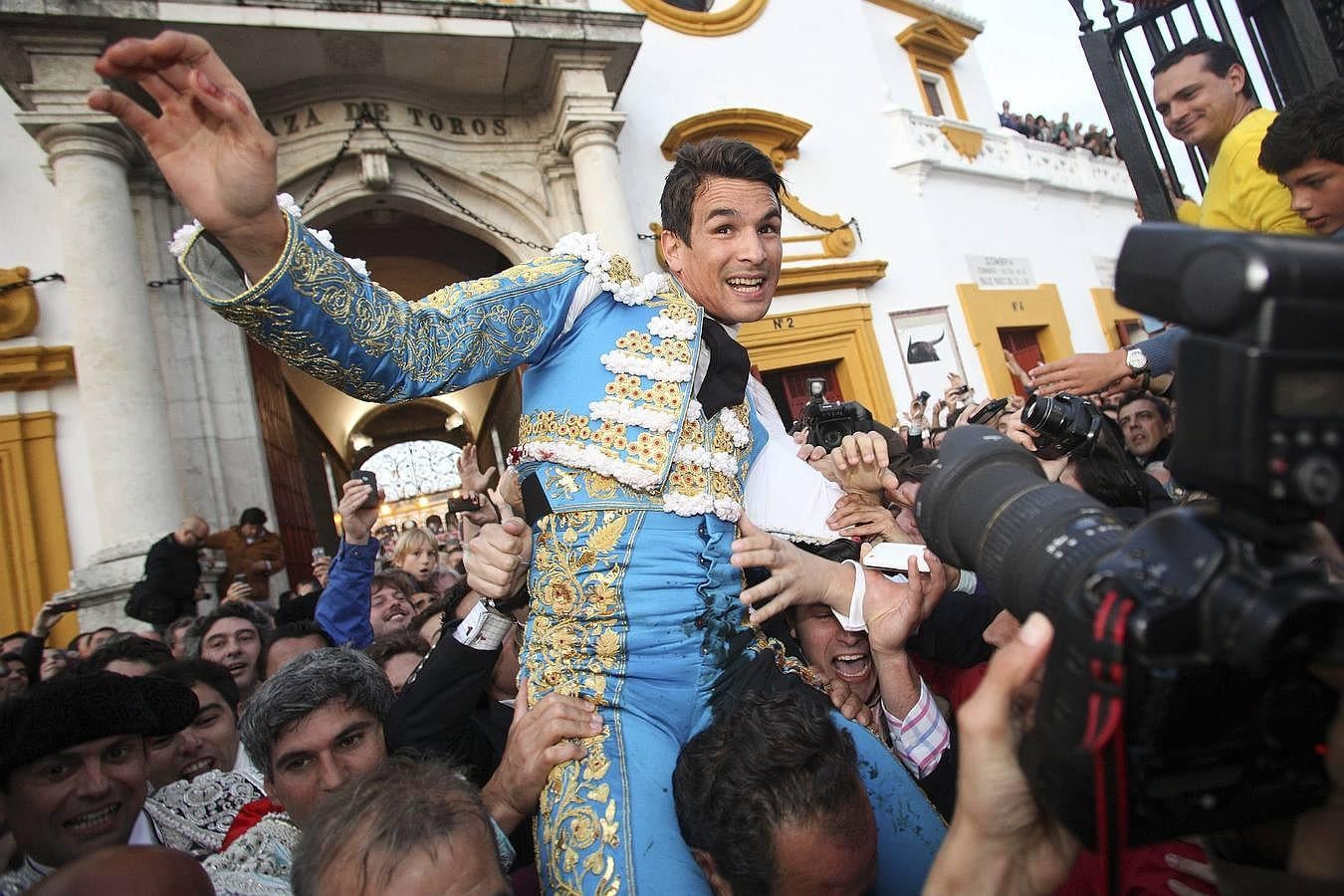 El romance de José María Manzanares con Sevilla, foto a foto