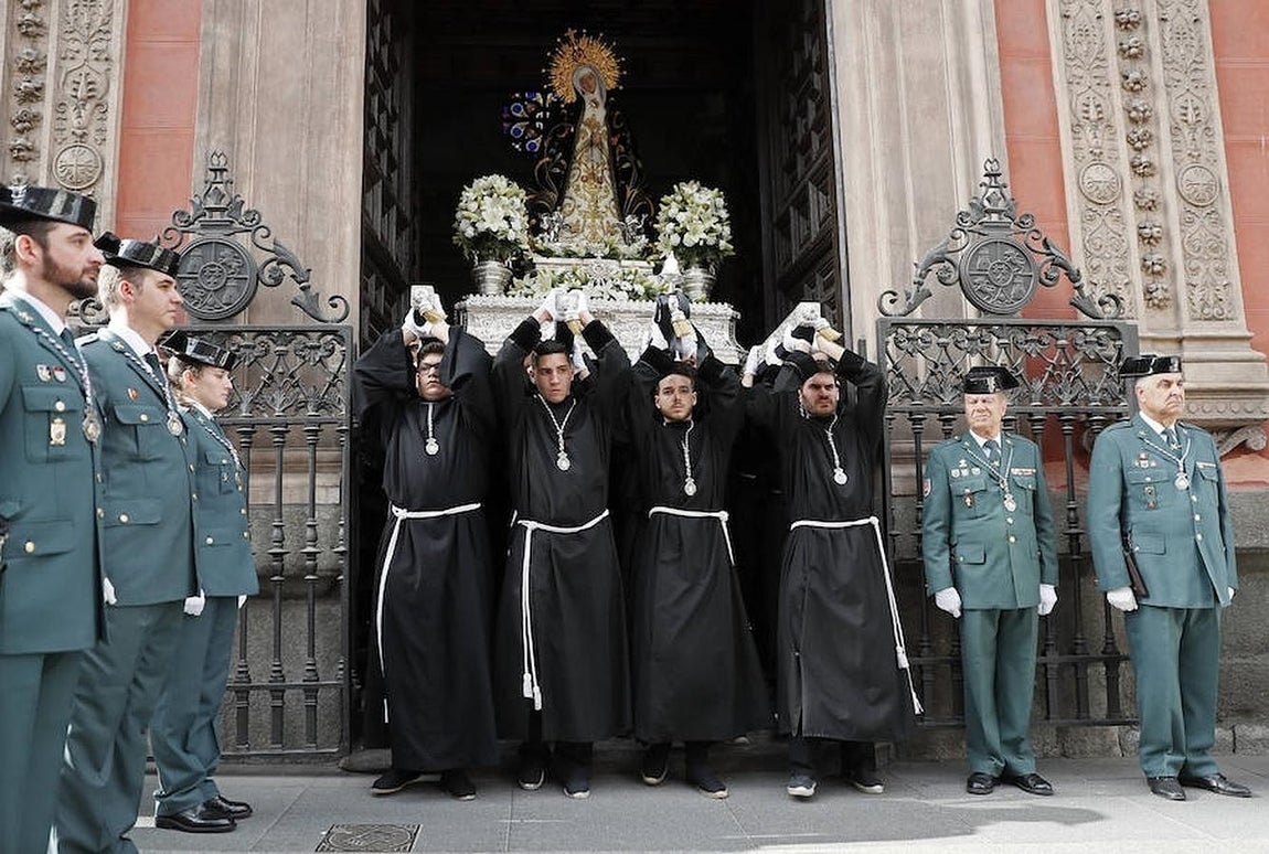 Salida de la imagen de Nuestra Señora de la Soledad y Desamparo, del escultor Juan Pascual de Mena. 