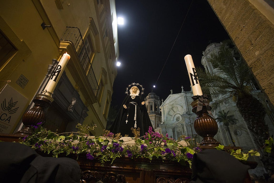 Fotos: Ecce Mater Tua el Sábado Santo en Cádiz