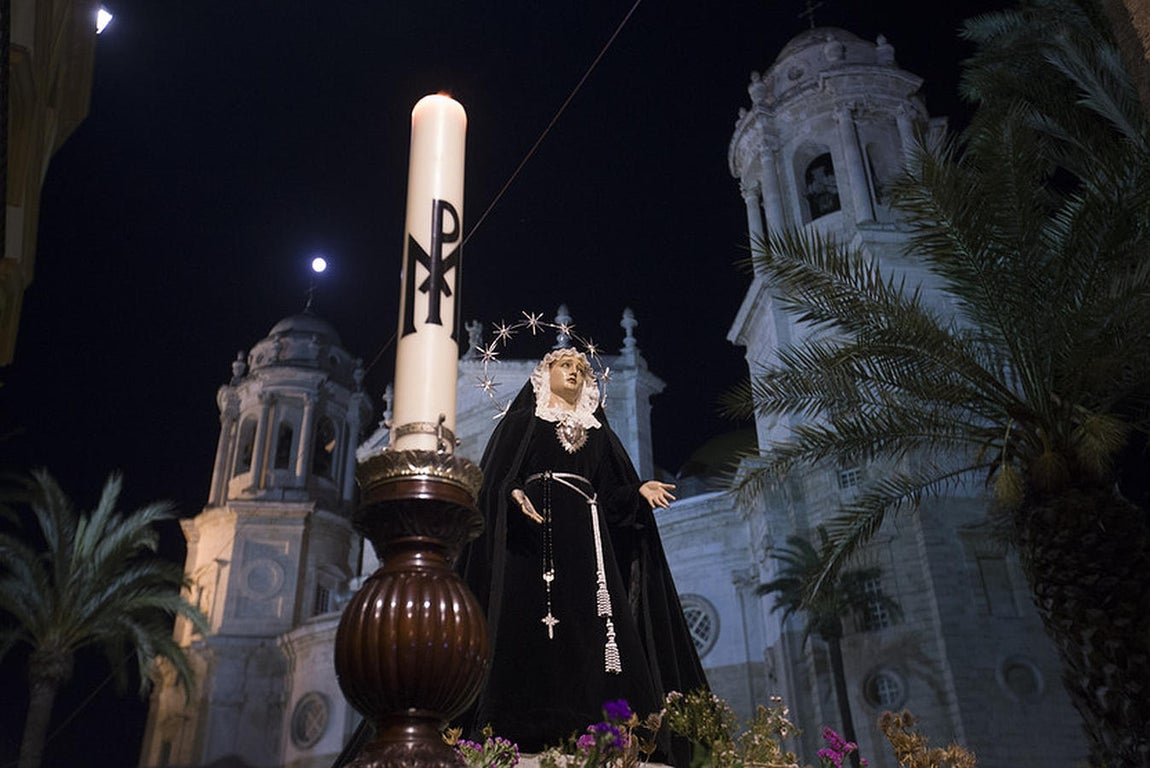 Fotos: Ecce Mater Tua el Sábado Santo en Cádiz
