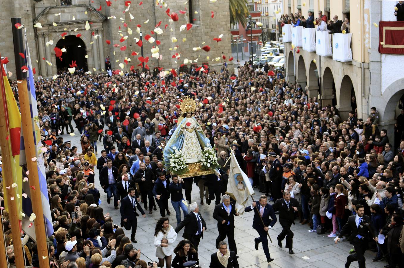 04. La localidad pacense de Villanueva de la Serena ha celebrado este Domingo de Resurrección su tradicional procesión de La Carrerita, en la que la Virgen de la Aurora ha sido portada en volandas al encuentro con el Cristo Resucitado.