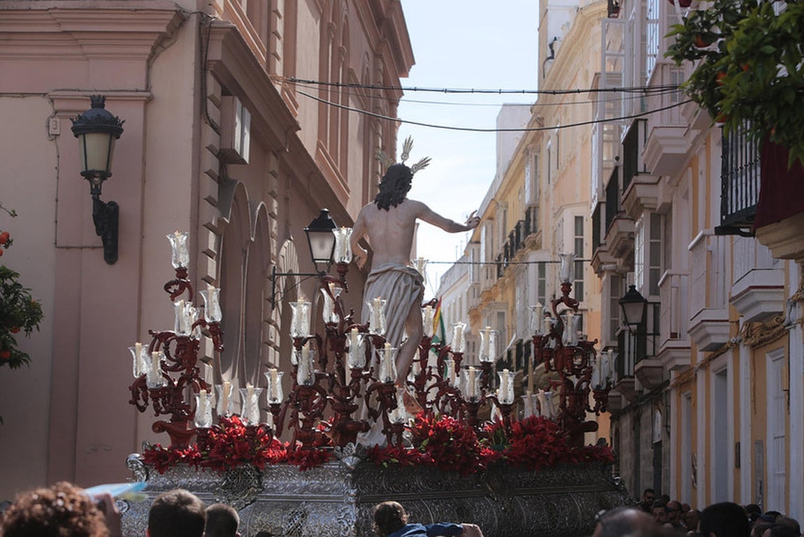 Fotos: El Resucitado por las calles de Cádiz