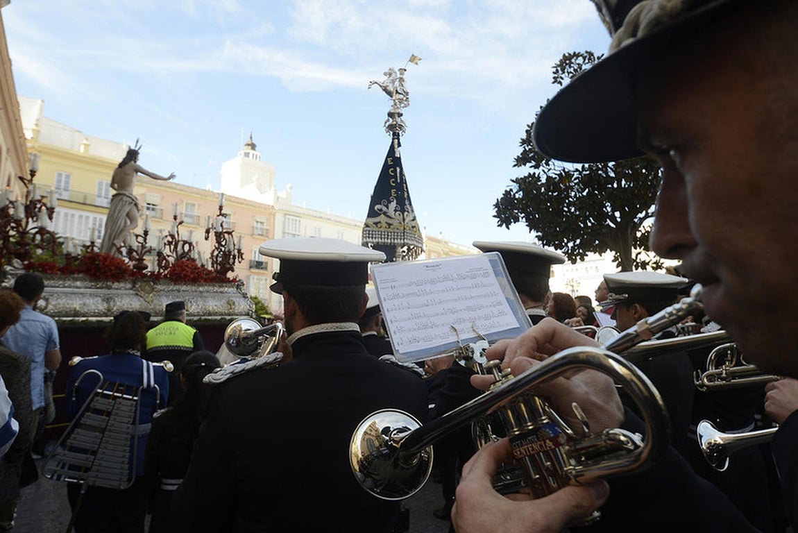 Fotos: El Resucitado por las calles de Cádiz