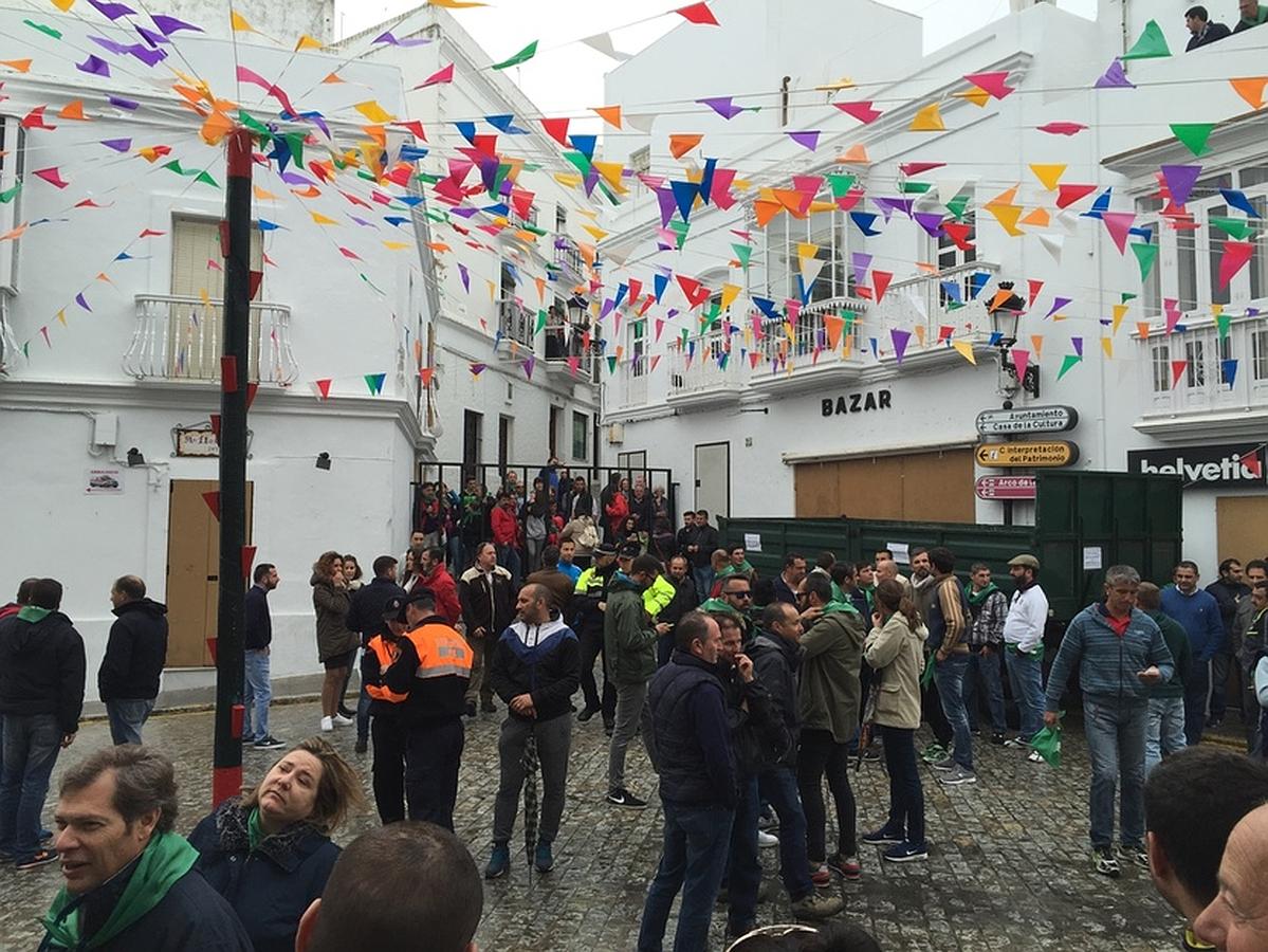 La lluvia desluce el tradicional toro &#039;embolao&#039; de Vejer