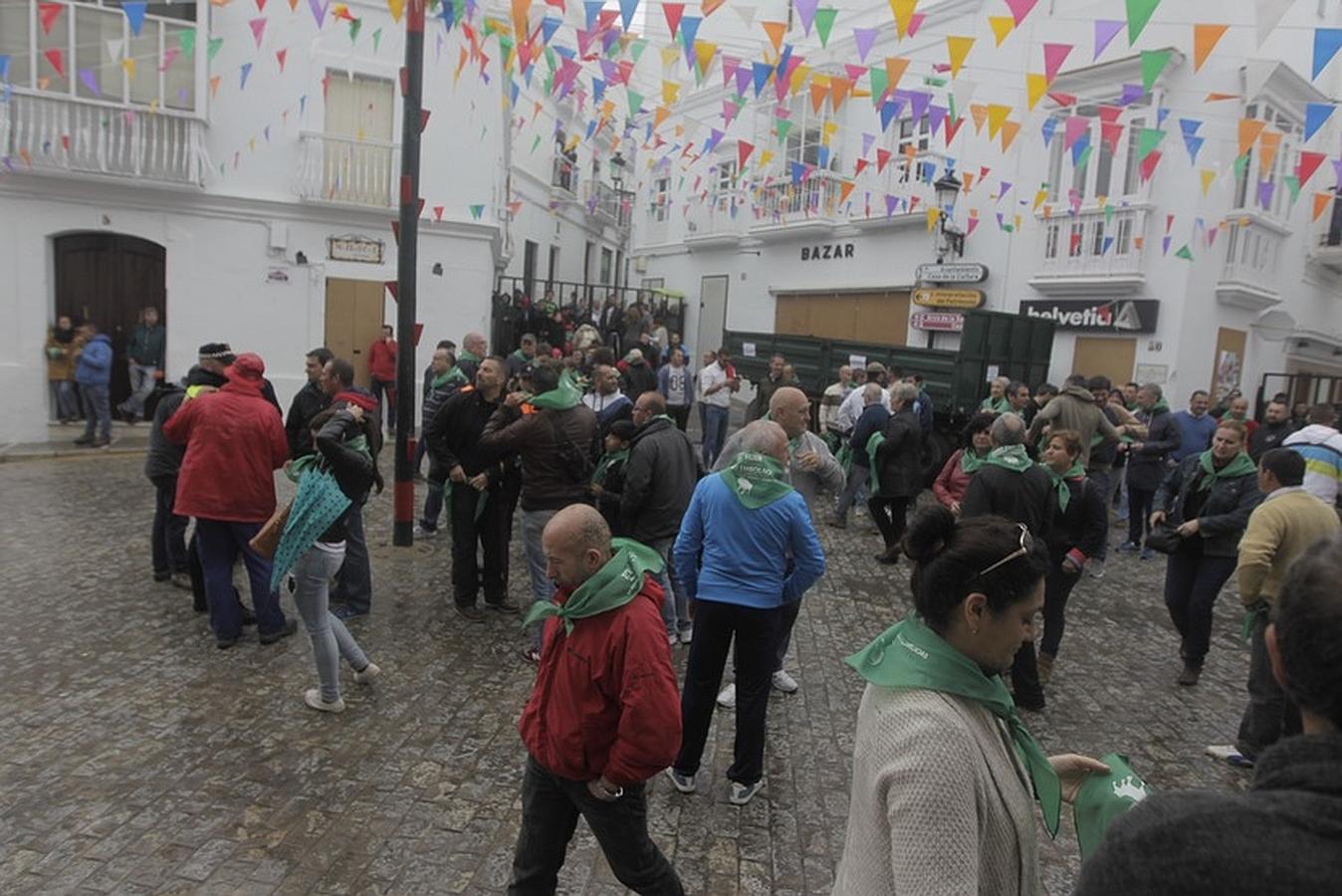 La lluvia desluce el tradicional toro &#039;embolao&#039; de Vejer