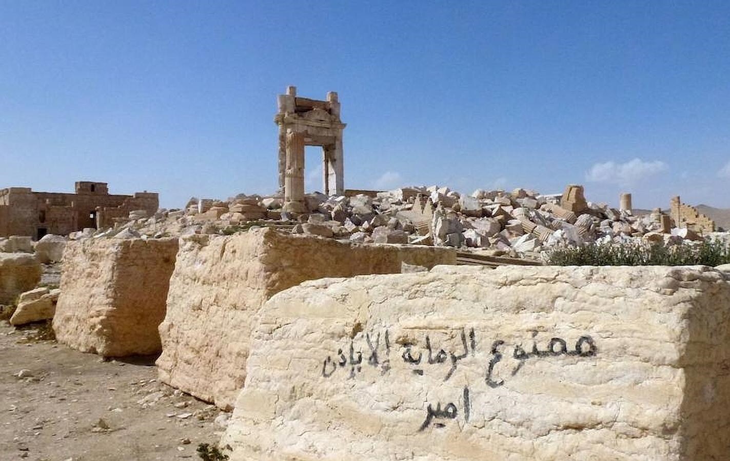 Lo que queda de la entrada al templo de Bel, destruido por los yihadistas. En la piedra, escrito en árabe: «Prohíbido disparar sin permiso del jefe». 