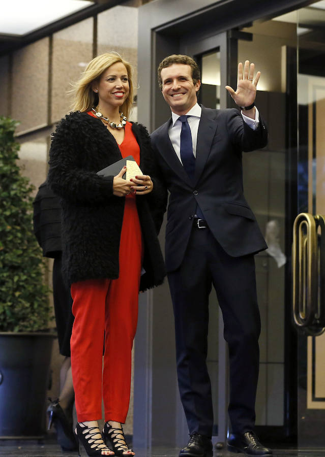 El vicesecretario general de Comunicación del PP, Pablo Casado, y su mujer Isabel Torres Orts, posan a su llegada a la cena. 