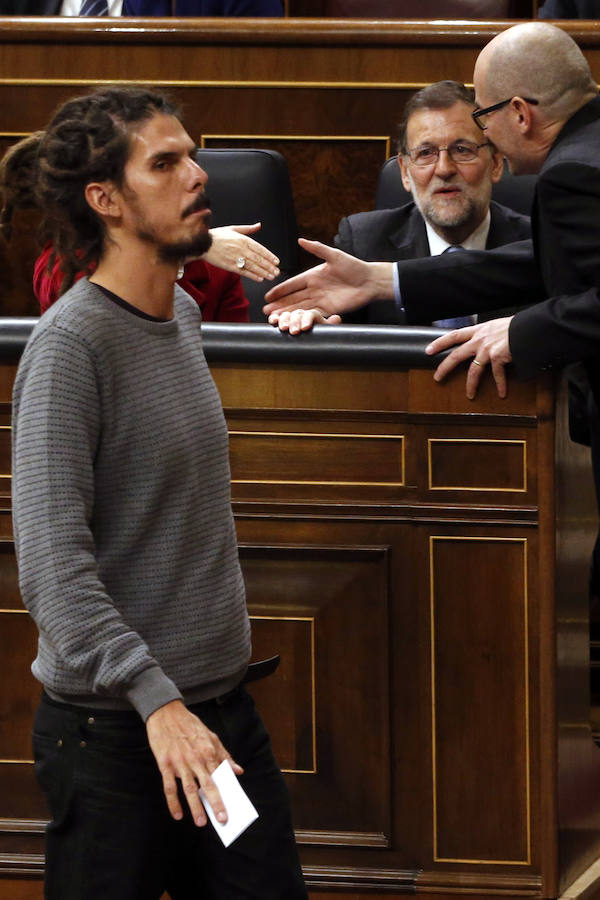 El diputado con rastas de Podemos. Mariano Rajoy observa con sorpresa al diiputado de Podemos Alberto Rodríguez, peinado con rastas