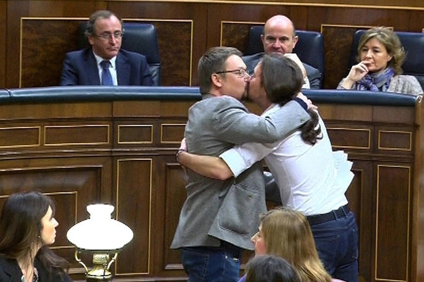 El beso de Podemos. Pablo Iglesias y Xavier Domènech se besan en el Congreso