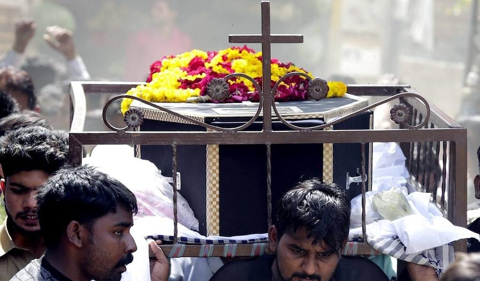 Varias personas lloran durante el funeral en honor a una víctima del ataque suicida del parque Gulshan Iqbal, en Lahore (Pakistán)