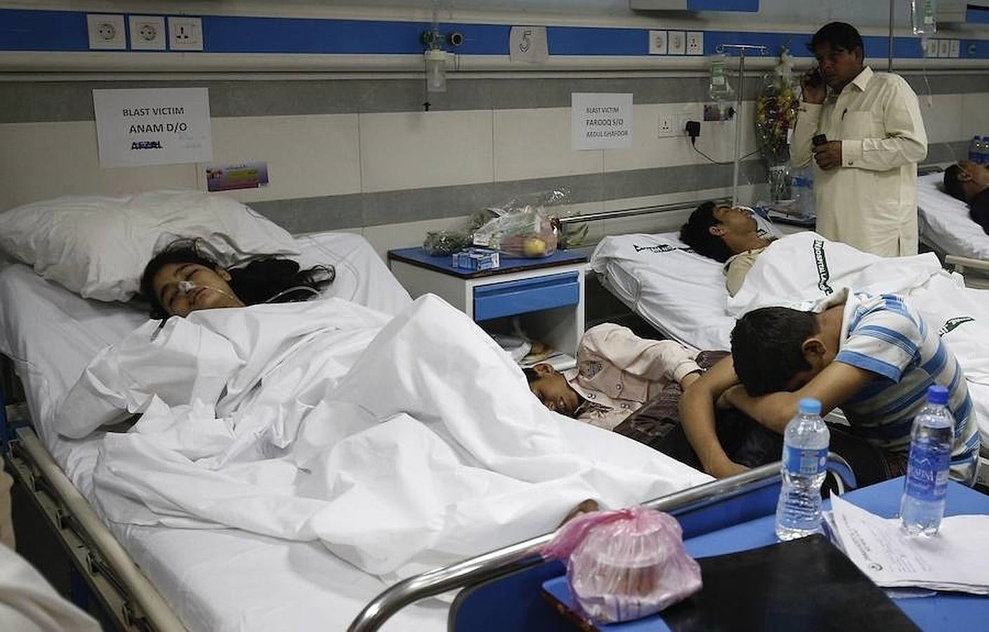 Niños heridos tras el ataque en un parque de Lahore se recuperan en un hospital de la zona. 