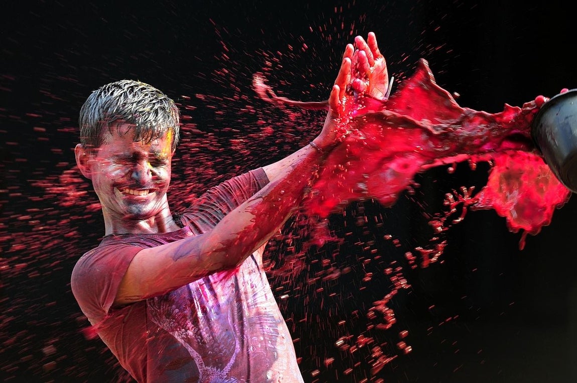 El fabuloso estallido de colores del festival Holi. Celebración en Chennai, India. Con el deseo de conmemorar la llegada del buen tiempo y de ahuyentar a los malos espíritus, millones de indios de todas las edades se enzarzan a lo largo de todo el país en batallas de agua y se embadurnan con polvos rojos, verdes, azules, rosas y amarillos.