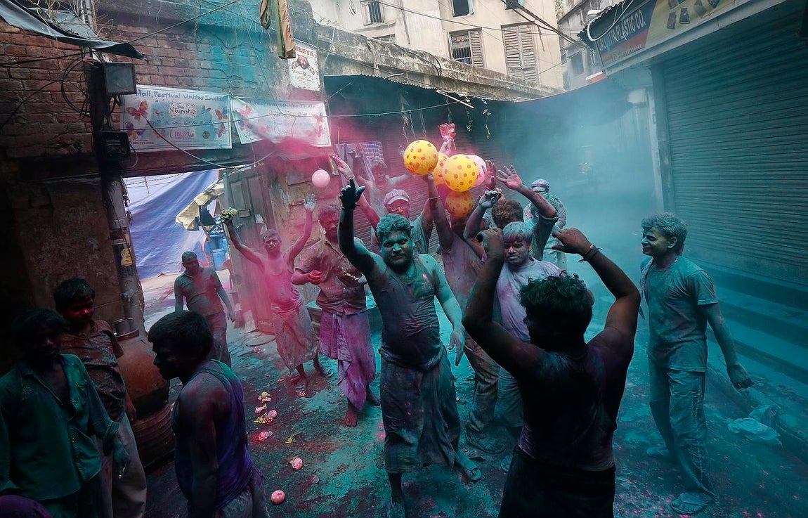 El fabuloso estallido de colores del festival Holi en la India. Kolkata, India. Como todos los años las autoridades alertaron sobre los peligros de los polvos de colores, que en ocasiones están fabricados con metales o tintes industriales que pueden causar intoxicaciones y que suelen hacer enfermar a algunas personas.