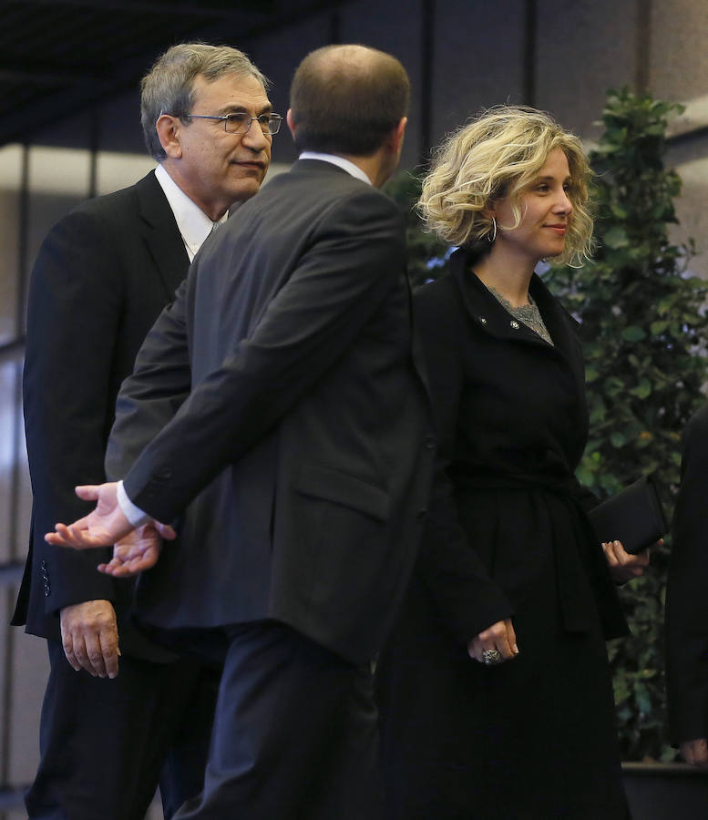 El escritor turco y premio Nobel Orhan Pamuk (i) junto a su esposa, Aylin Türegün. 
