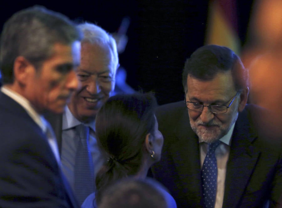 Rajoy saluda a Preysler en presencia de García-Margallo. 