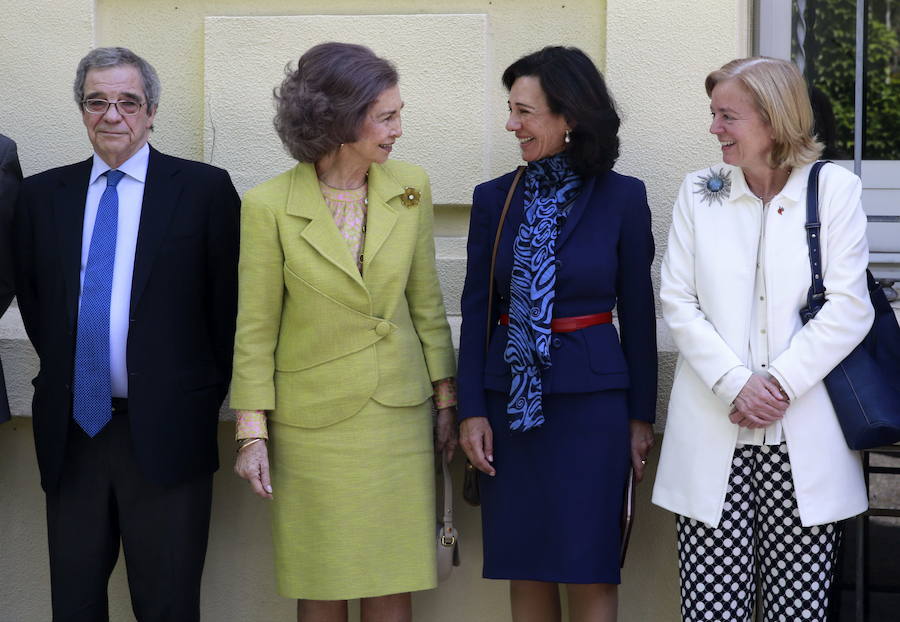 Doña Sofía posa con el expresidente de Telefónica, César Alierta, la presidenta del Banco Santander, Ana Botín, y Catalina Luca de Tena. 