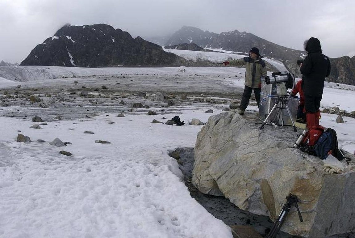 Expedición dirigida por el catedrático de Cristalografía y Mineralogía de la Universidad de Valladolid, Fernando Rull, en el océano Glaciar Ártico. 