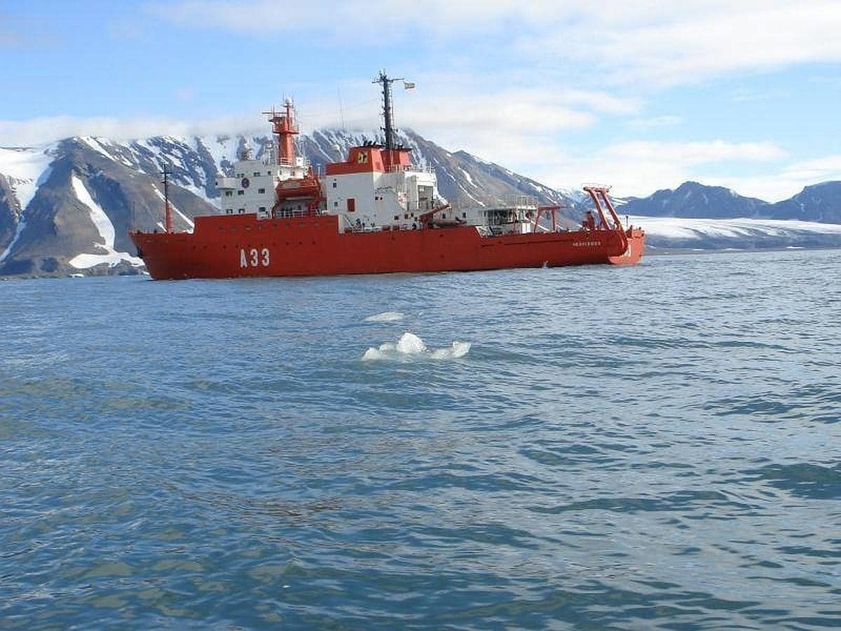 Expedición del buque Hespérides en el océano Glaciar Ártico para analizar el deshielo y la contaminación de los polos en 2007