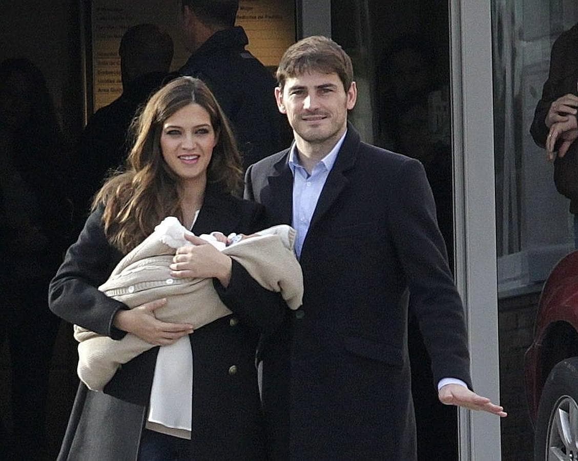 Iker Casillas y Sara Carbonero presentan a su primogénito Martin en enero de 2014. 