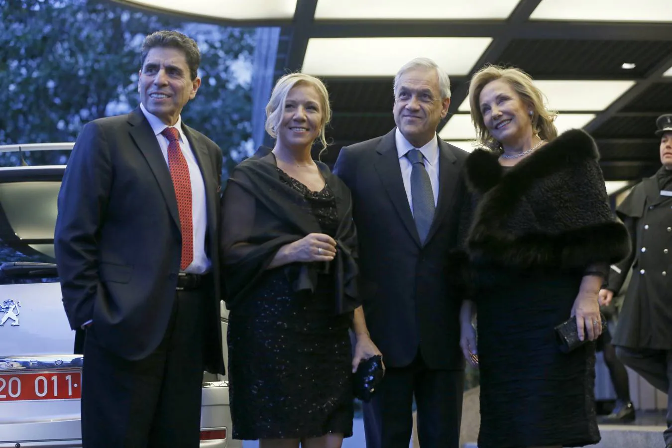 El escritor Mauricio Rojas y el expresidente de Chile Sebastián Piñera, con sus respectivas esposas