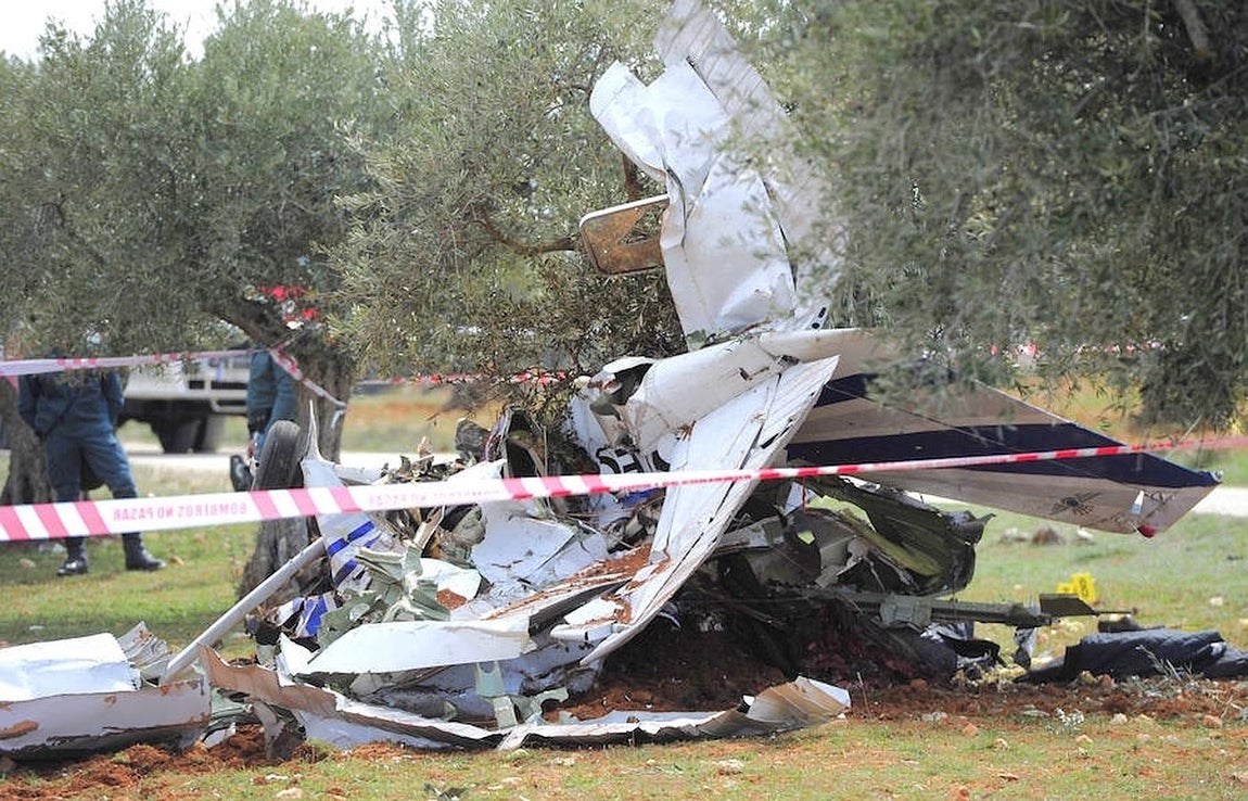 7. La alcaldesa ha relatado que, según los testigos, el choque ha sido "brutal" y el aparato ha quedado destrozado, con los restos muy desperdigados por el olivar