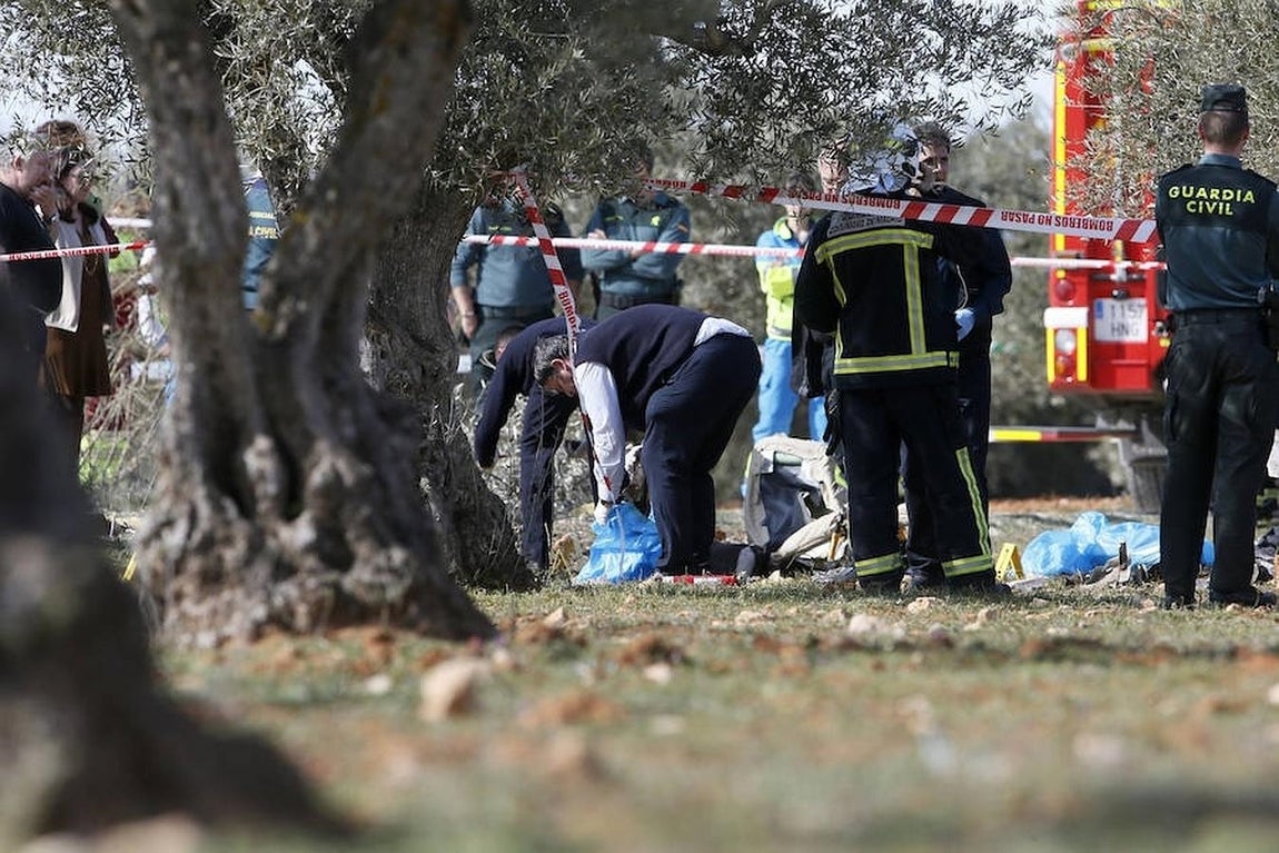 8. Los responsables del Aeroclub Barcelona-Sabadell, que se están poniendo en contacto con la familia de las víctimas, tienen previsto acudir en las próximas horas al lugar del accidente