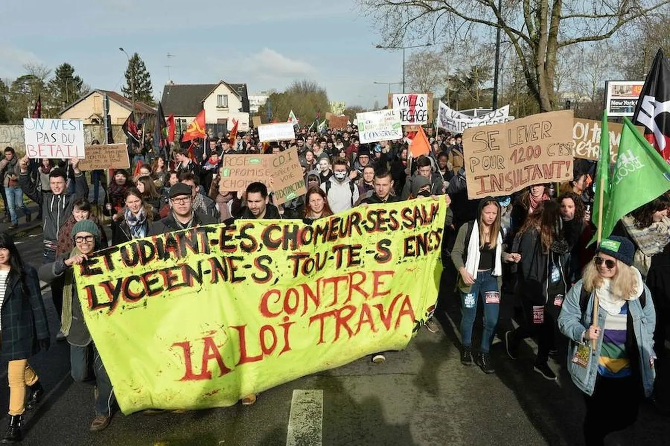 En la localidad de Rennes también salieron a la calle cientos de estudiantes para sumarse a las protestas que están siendo multitudinarias en todo Francia