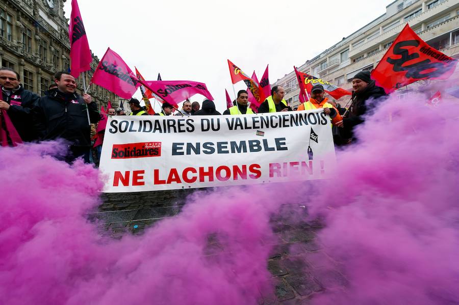 «Juntos, no cederemos» es uno de los eslóganes que los manifestates portan en la localidad de Valenciennes. El rechazo contra la reforma laboral se suma al fracaso de Hollande a la hora de sacar adelante su reforma constitucional. 