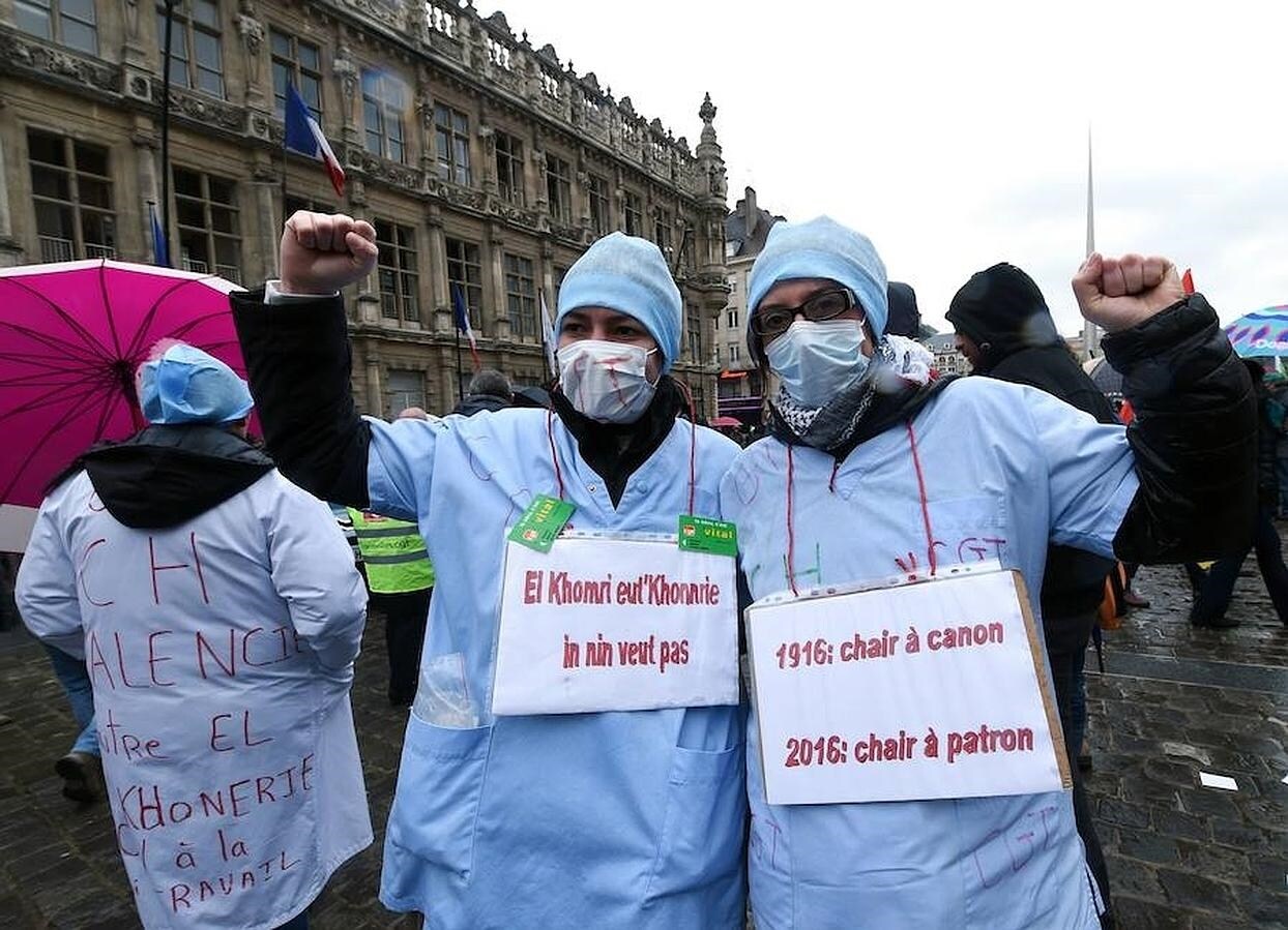 Un grupo de manifestantes con carteles en la ciudad de Valenciennes, norte de Francia. France. Sindicatos y estudiantes participan en nuevos paros y marchas en todo el país contra la reforma laboral