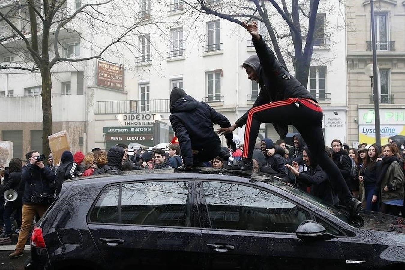 Adolescentes se suben a los coches en una de las demostraciones de protesta contra la reforma laboral que están teniendo lugar en París y otras ciudades francesas. 