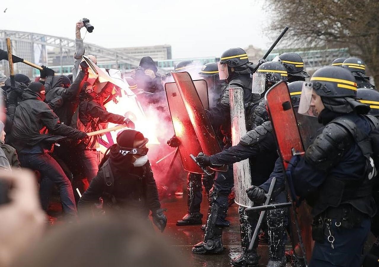 Enfrentamientos entre la polícia y los manifestantes, hoy, cerca de la estación Gare de Lyon, en París