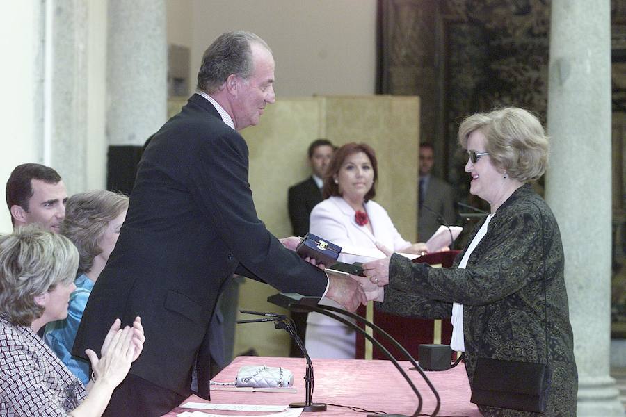 El Rey Emérito entrega a la actriz la medalla de oro de las Bellas Artes. 