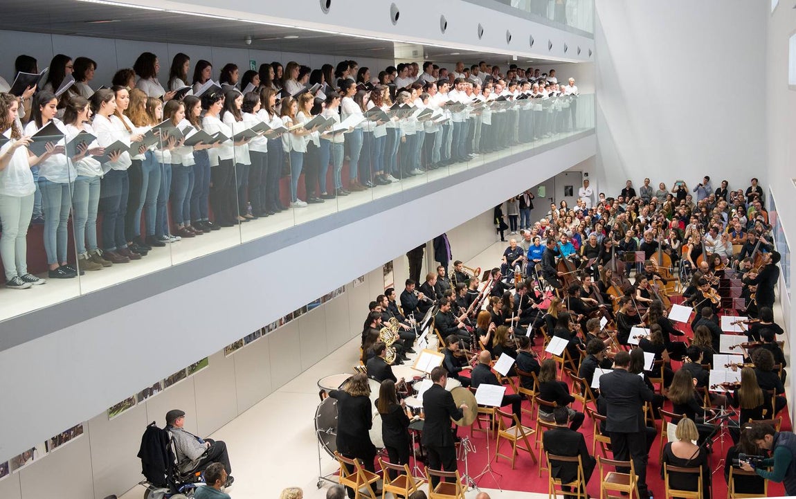 El concierto «A Kiss For All The World» en el Hospital Nacional de Parapléjicos, en imágenes