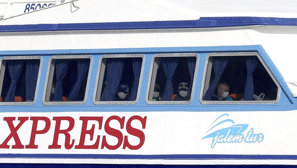 Un barco traslada a un grupo de refugiados provenientes de la isla griega de Lesbos a Turquía. 