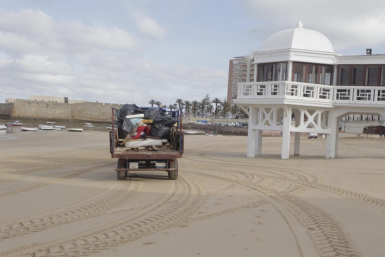 Fotos: Arranca la limpieza de la arena del Balneario de La Palma