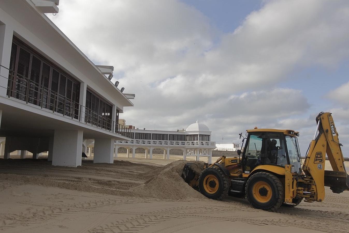 Fotos: Arranca la limpieza de la arena del Balneario de La Palma