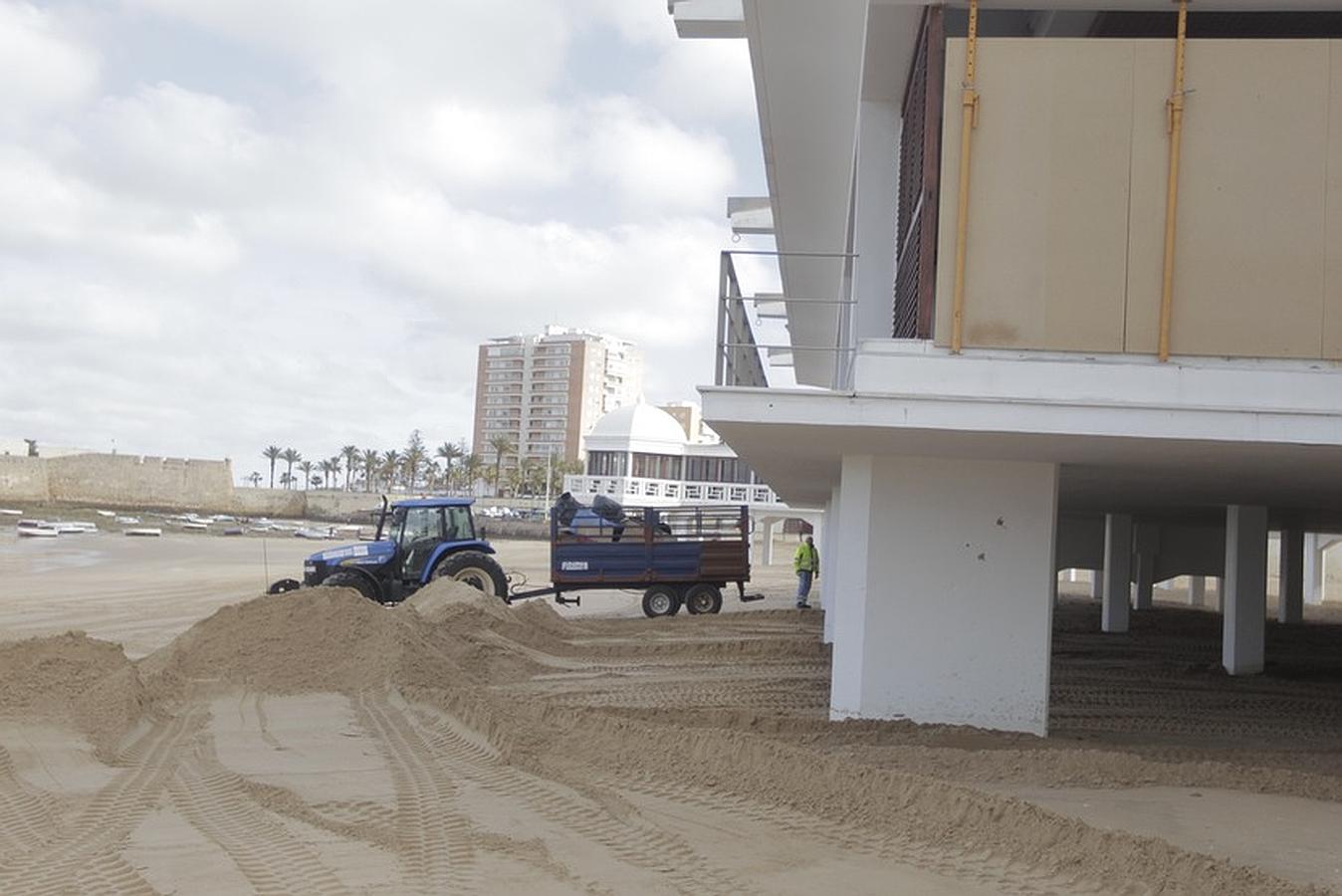 Fotos: Arranca la limpieza de la arena del Balneario de La Palma