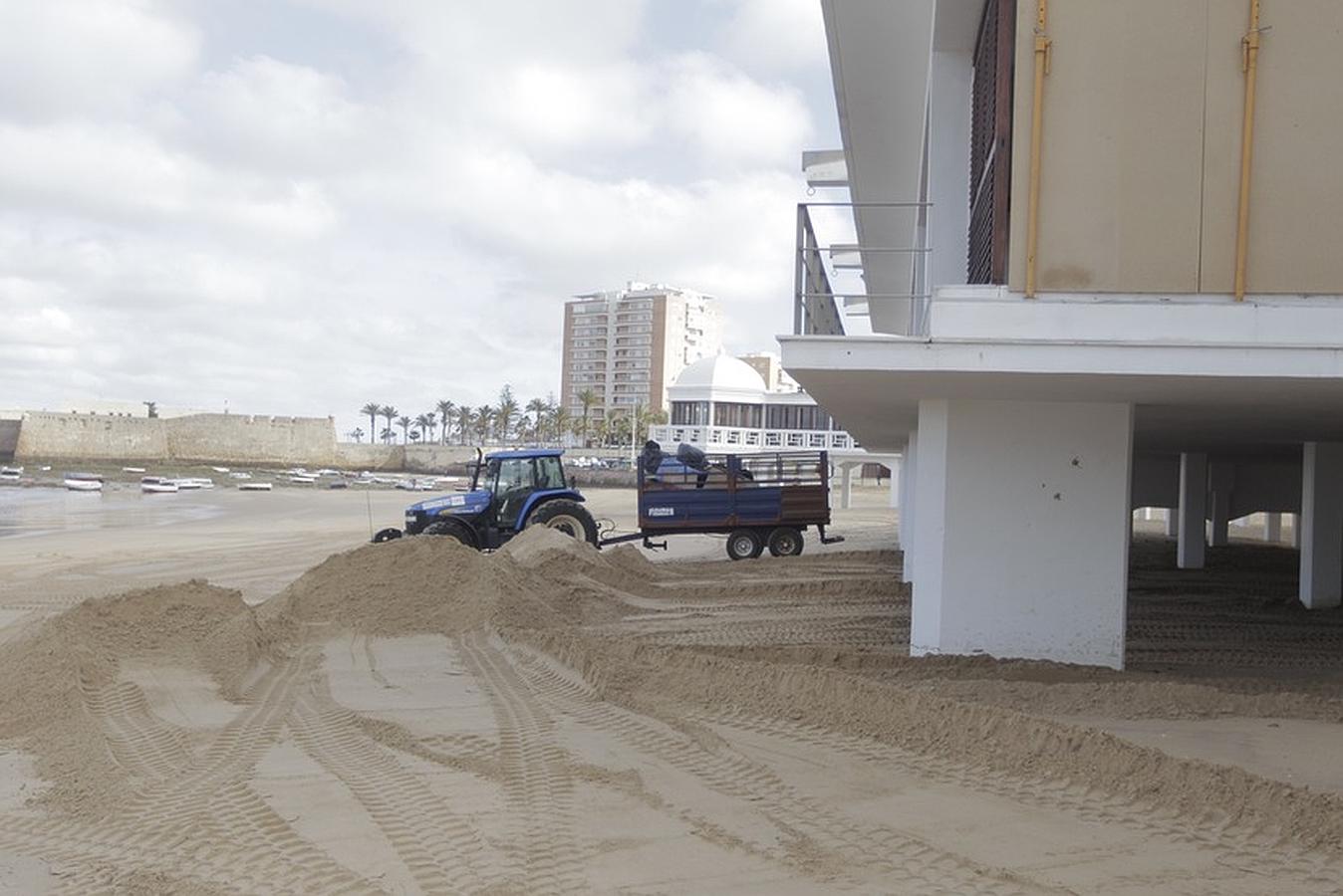 Fotos: Arranca la limpieza de la arena del Balneario de La Palma