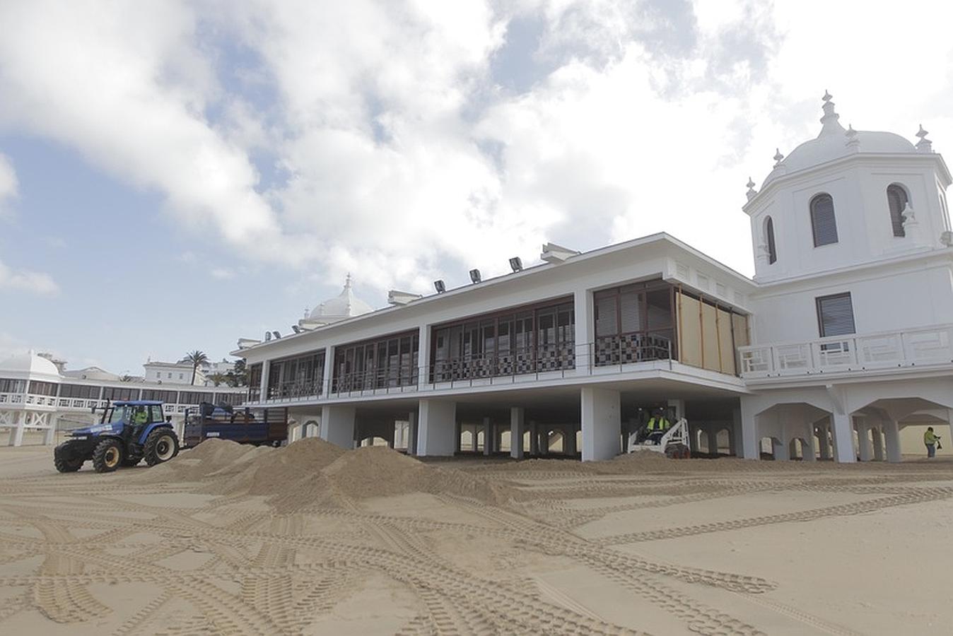 Fotos: Arranca la limpieza de la arena del Balneario de La Palma