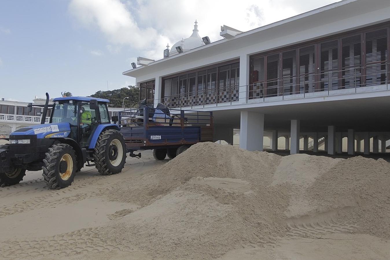 Fotos: Arranca la limpieza de la arena del Balneario de La Palma