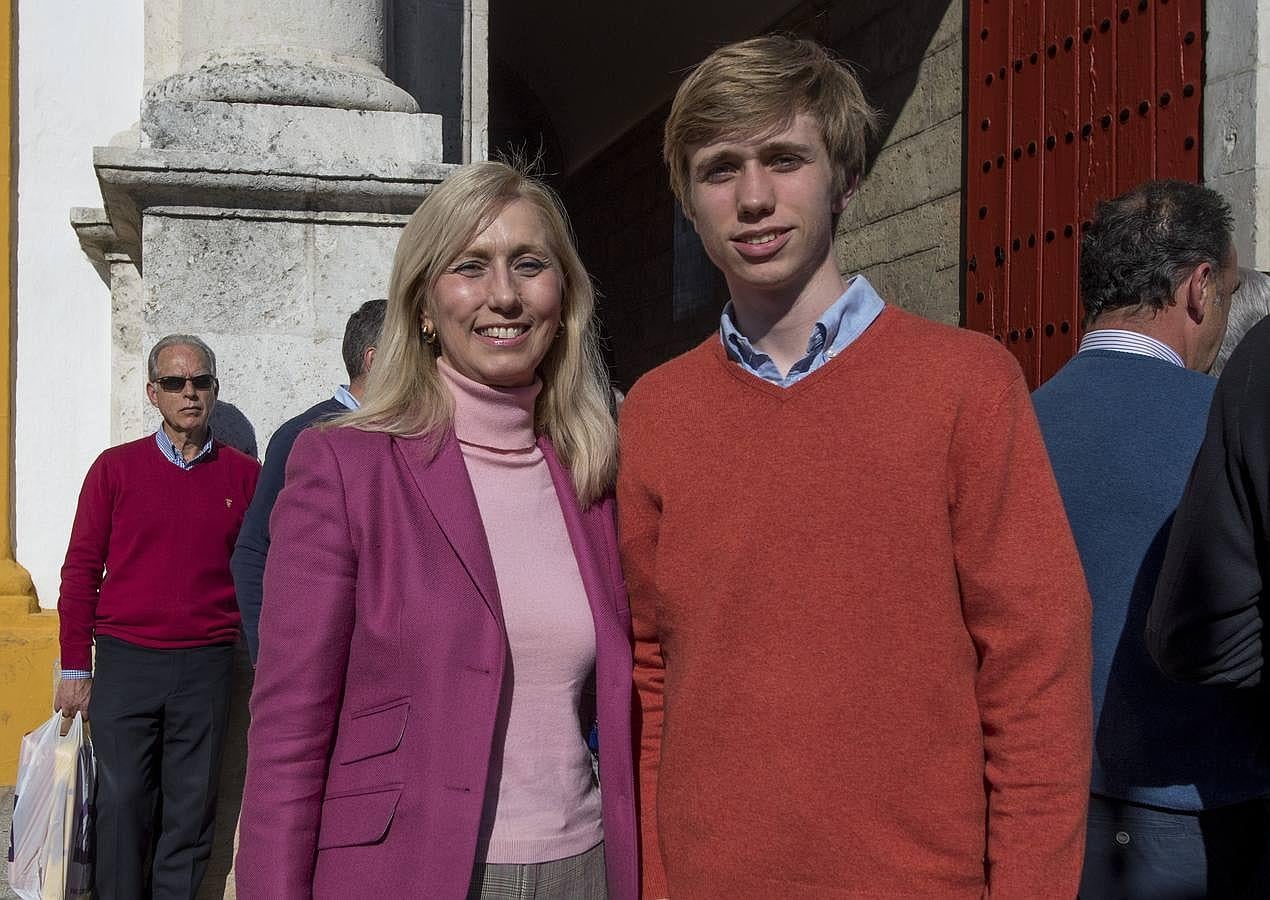 Piedad María Parejo-Merino, exconsejera del Sevilla FC, junto a su hijo Carlos Jesús Pretel Parejo-Merino