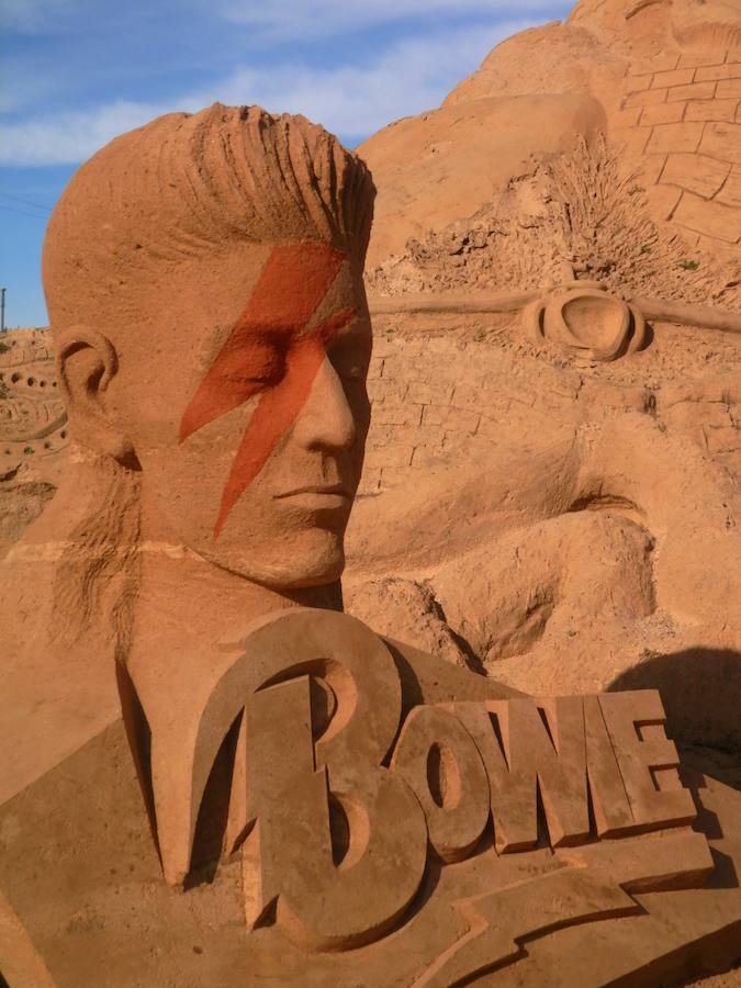 Homenaje a David Bowie. Mención especial merece en esta ocasión la figura del fallecido David Bowie, al que este año se le rinde homenaje en FIESA con una escultura que recrea la portada de su album ‘Aladdin Sane’, en la que un rayo cruza el rostro del músico, todo un símbolo para la cultura del pop.