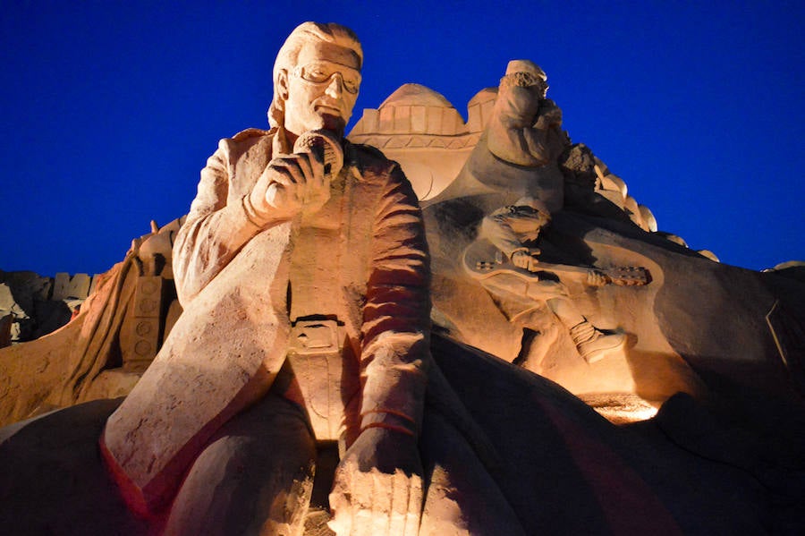 Día y noche. El festival se puede visitar durante todo el verano, de día o de noche, momento en el que las esculturas cobran aún más vida con espectaculares juegos de luces.