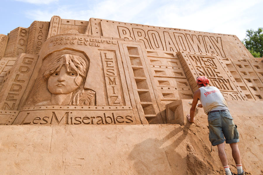 Solo arena y agua. La cantidad de arena a utilizar depende de la dimensión de la pieza