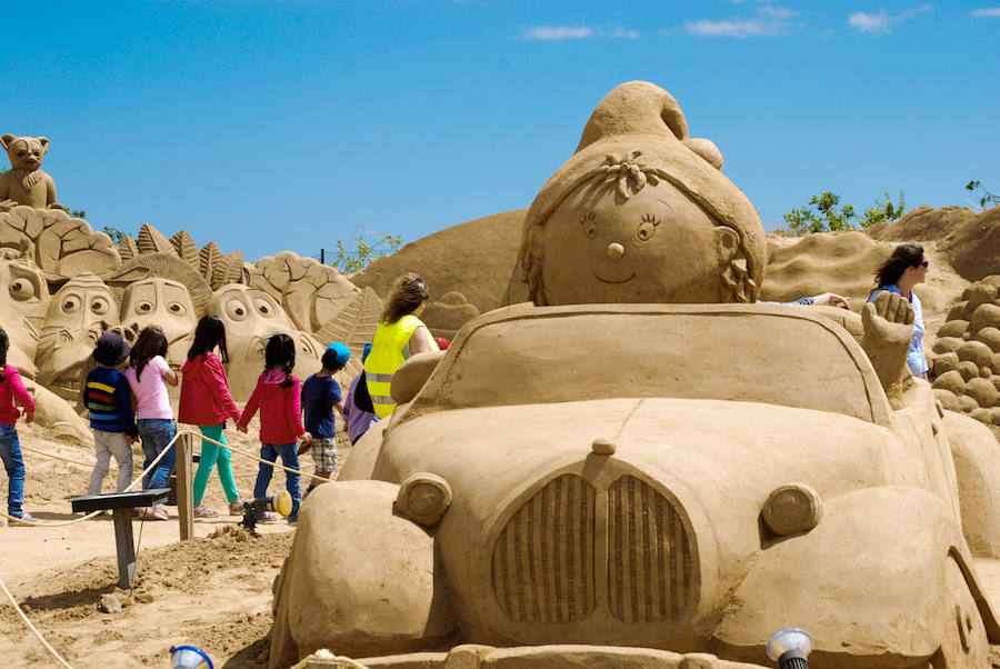 Para todas las edades. Uno de los aspectos más singulares de esta cita es la fragilidad y la temporalidad de las creaciones, una nueva forma de expresión que conecta con todo tipo de público de todas las edades