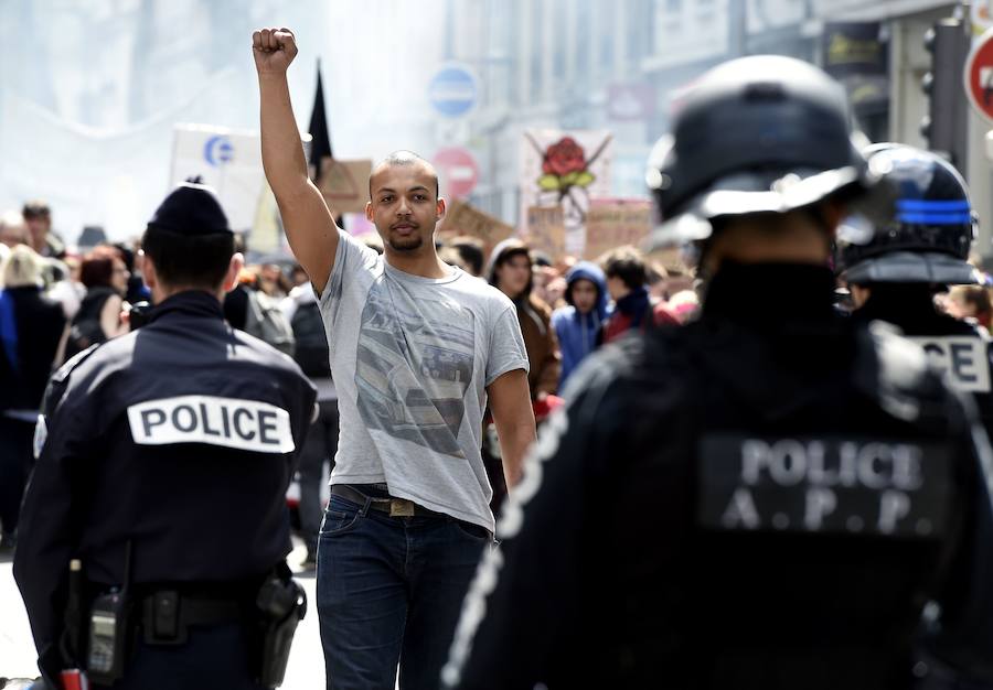 Un manifestante le planta cara a la policía en Nantes. 