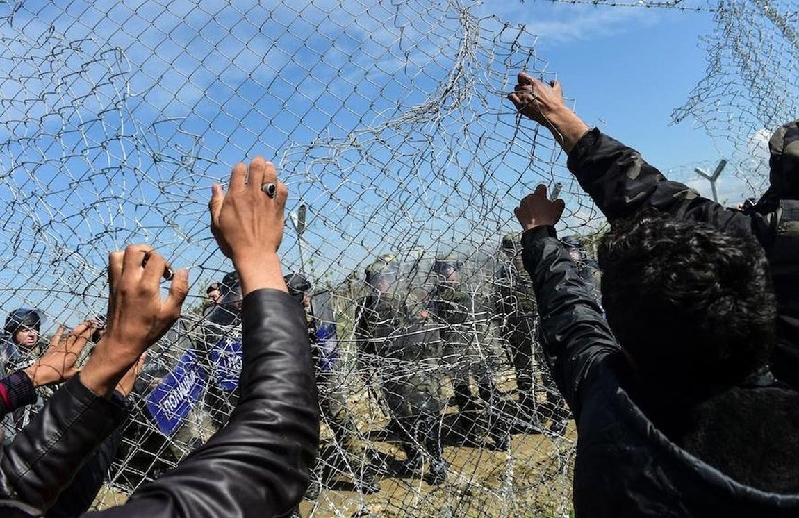 Los refugiados de Idomeni intentan rompero la valla. 