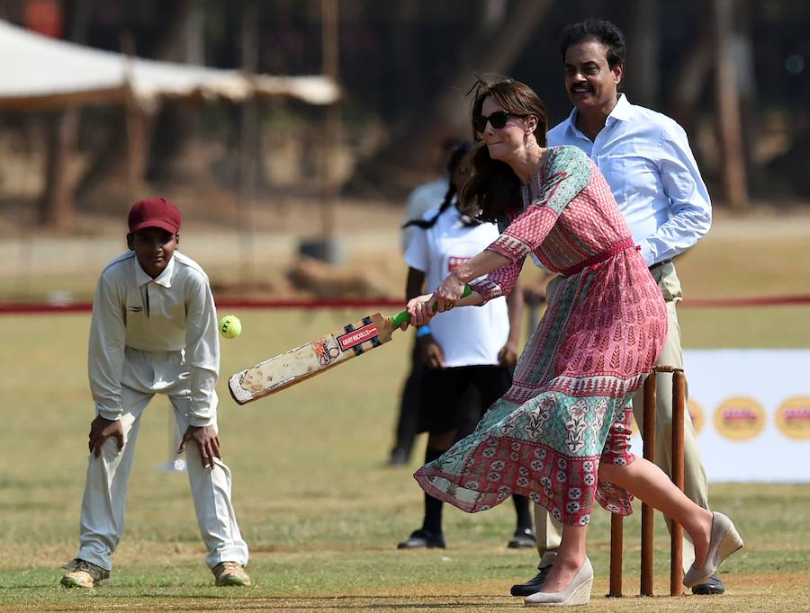 Catalina de Cambdrige juega al cricket ante la atenta mirada de su esposo. 