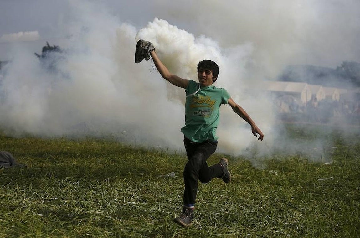 Un niño escapa del gas. 