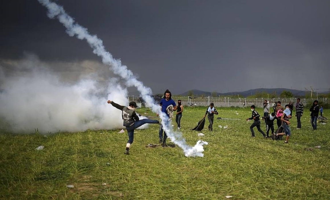 Los refugiados intentan evitar los ataques de gas. 